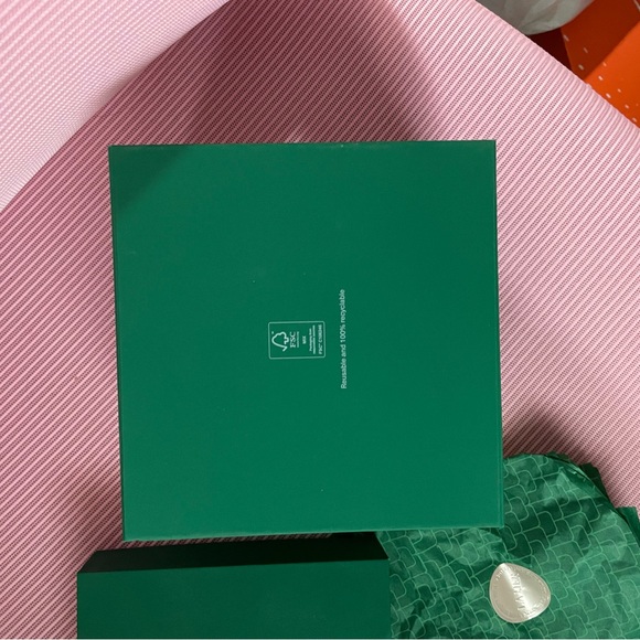 La Mer empty gift box with good material. Come with paper wrap - Picture 3 of 8